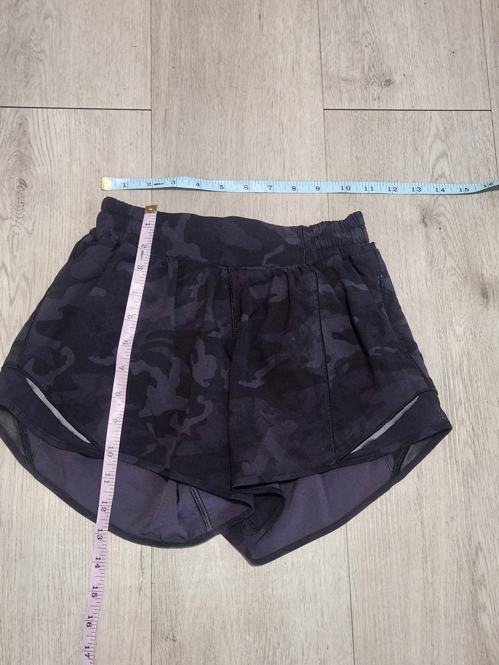 Lululemon Speed Up High Rise Camo Shorts Sz 4 - Picture 2 of 4